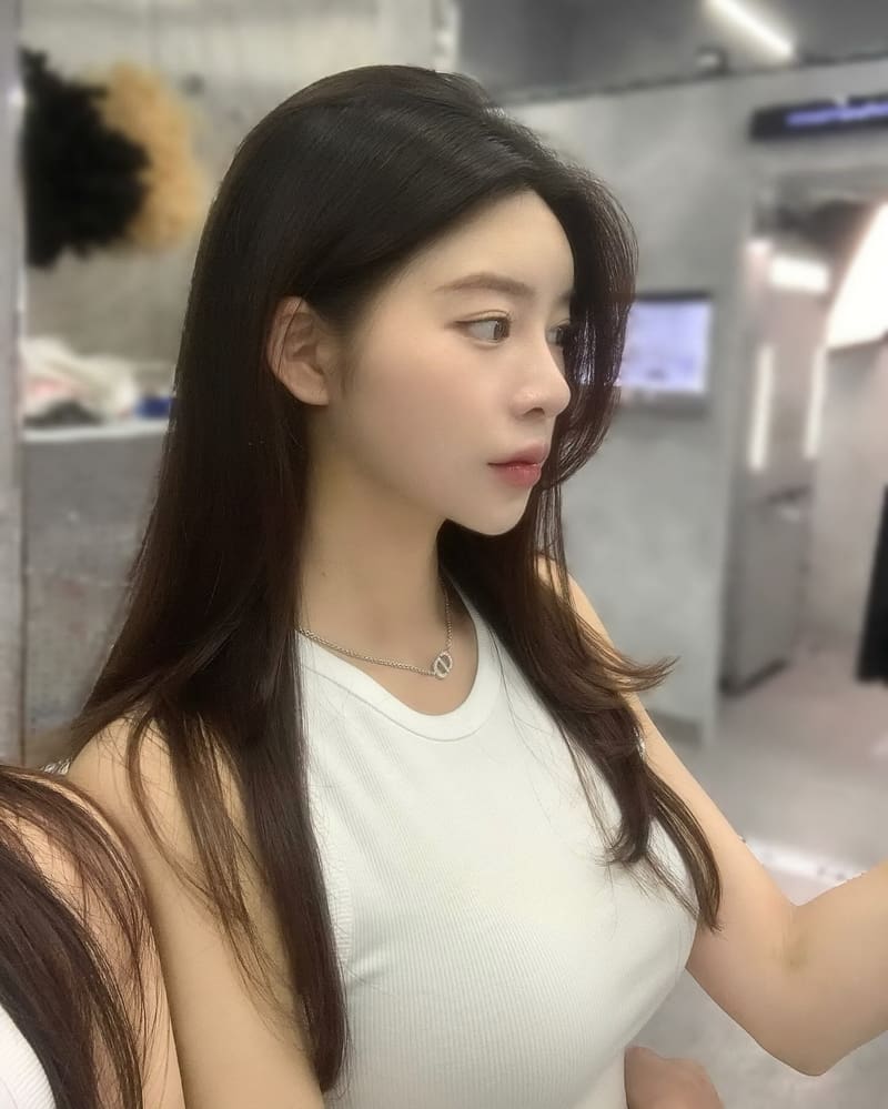 Kirome展现迷人曲线，完美呈现时尚与健美