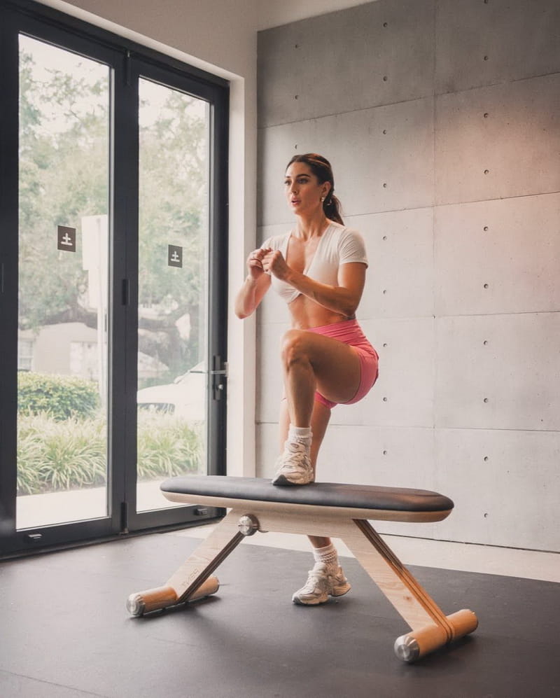 HOPE HOWARD身着运动装,展现完美身形与健康美丽