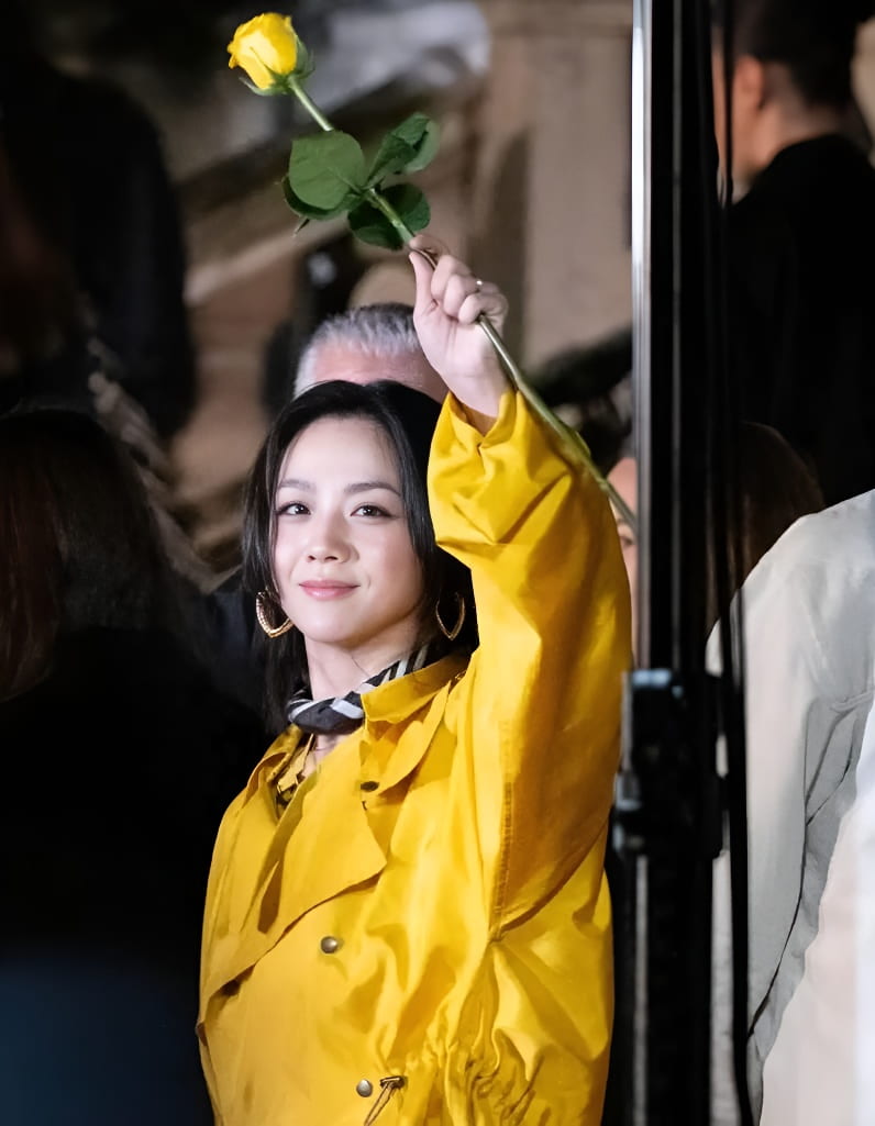 汤唯亮黄色上衣造型