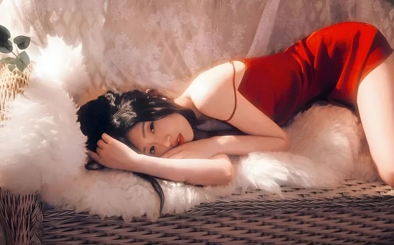 真心话大冒险游戏中美丽女性在认真聆听