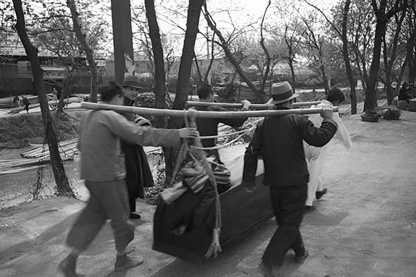 梦见有人抬棺材的寓意说明