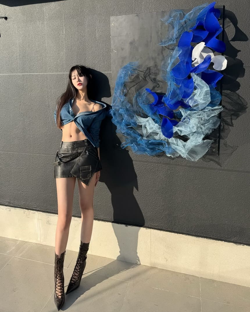 清新自然的美貌与时尚穿搭展现@Sissi_gyx的魅力。