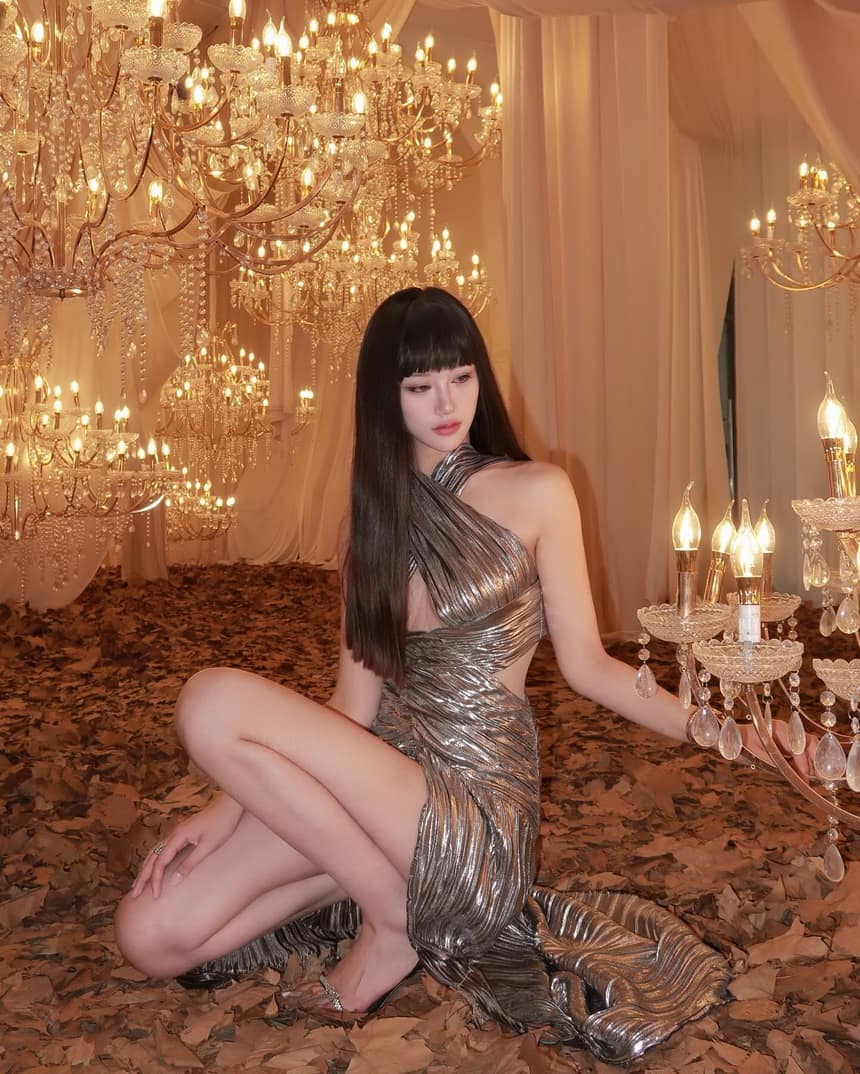 清新自然的美貌与优雅姿态展现@Sissi_gyx。