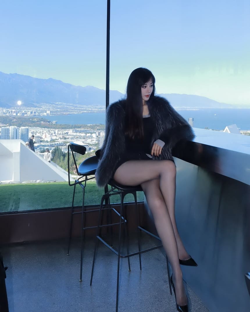 甜美笑容与时尚风格结合的@Sissi_gyx。