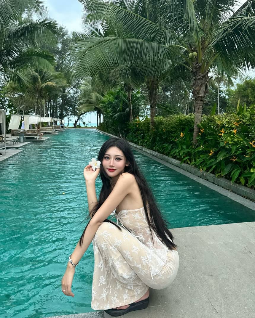 甜美笑容与时尚风格结合的@Sissi_gyx。