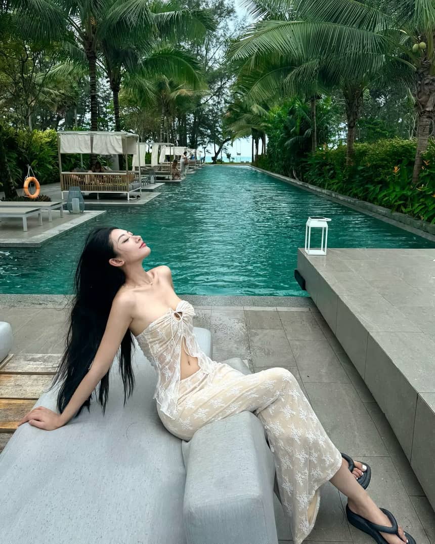 优雅姿态与精致妆容的韩国美女模特@Sissi_gyx。