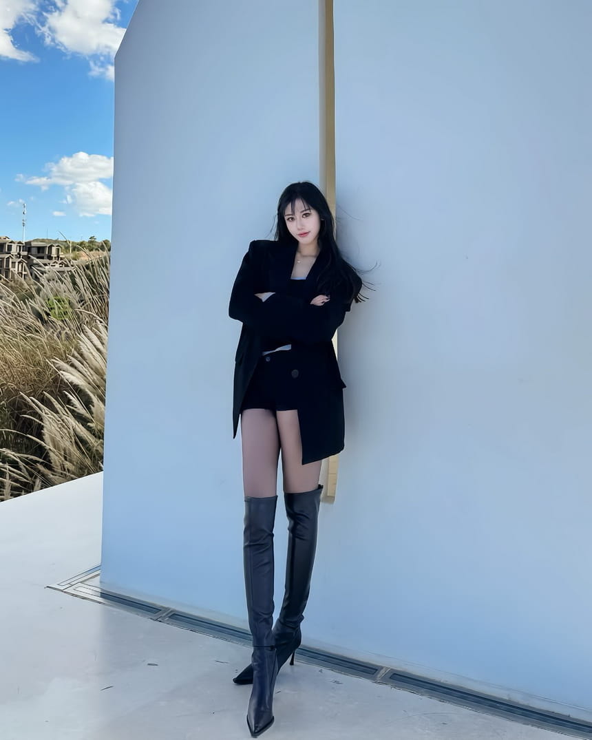 清新自然的美貌与时尚风格展现@Sissi_gyx。