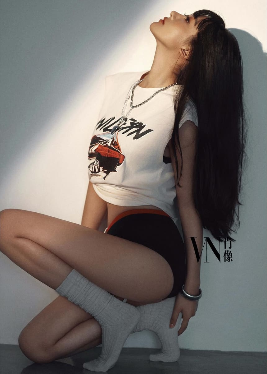 时尚造型与自信表情的韩国美女@Sissi_gyx。