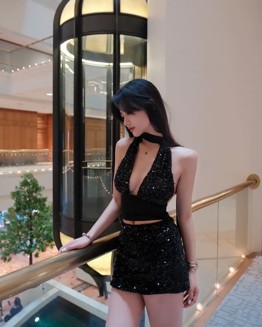 时尚造型与精致妆容展现@Sissi_gyx的魅力。