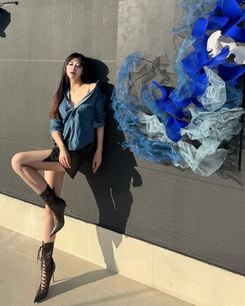 时尚造型与自信表情的韩国超模@Sissi_gyx。