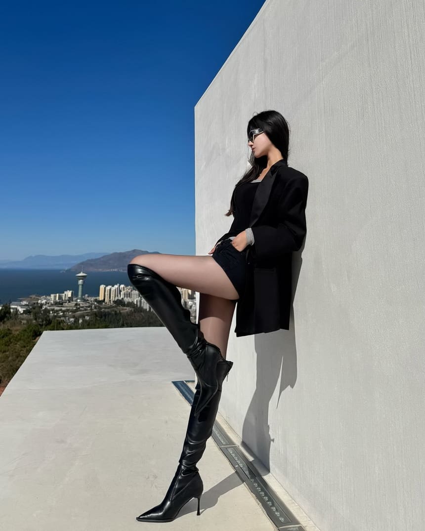 时尚造型与精致妆容展现@Sissi_gyx的魅力。