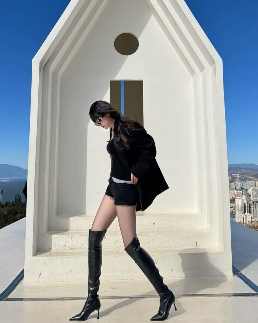 精致五官与优雅气质展现@Sissi_gyx的时尚魅力。