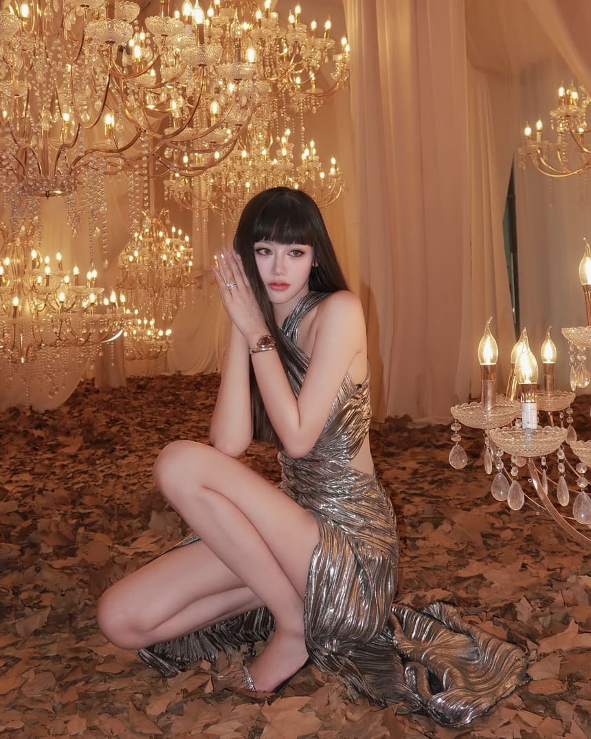 时尚造型与精致妆容的韩国美女@Sissi_gyx。