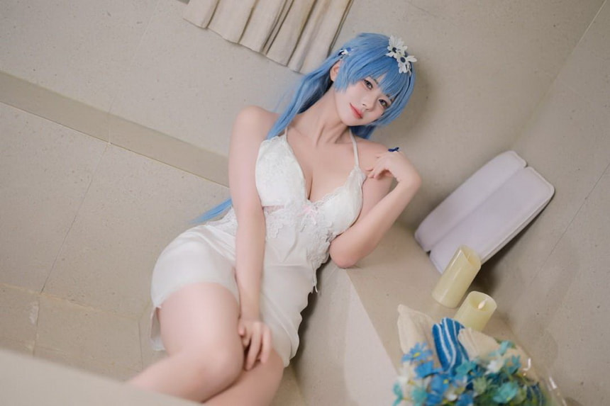 Nari性感黑色礼服勾勒完美曲线