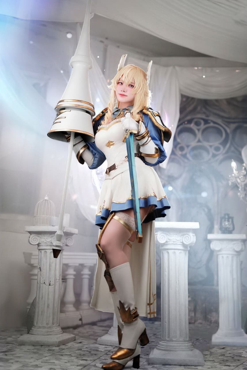 Nari身穿吊带裙展露优雅气质