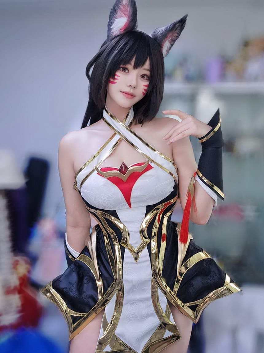 Nari一袭黑裙尽显性感魅力