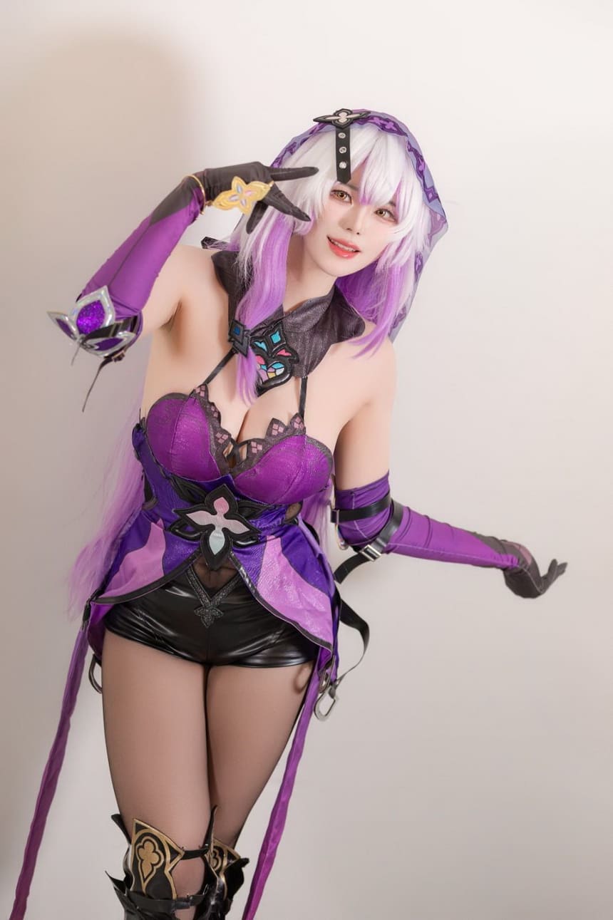 Nari白色衬衫搭配牛仔裤活力满满