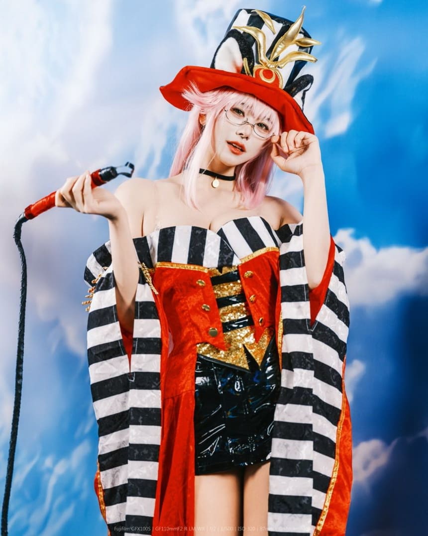 Nari在咖啡厅拍摄甜美写真