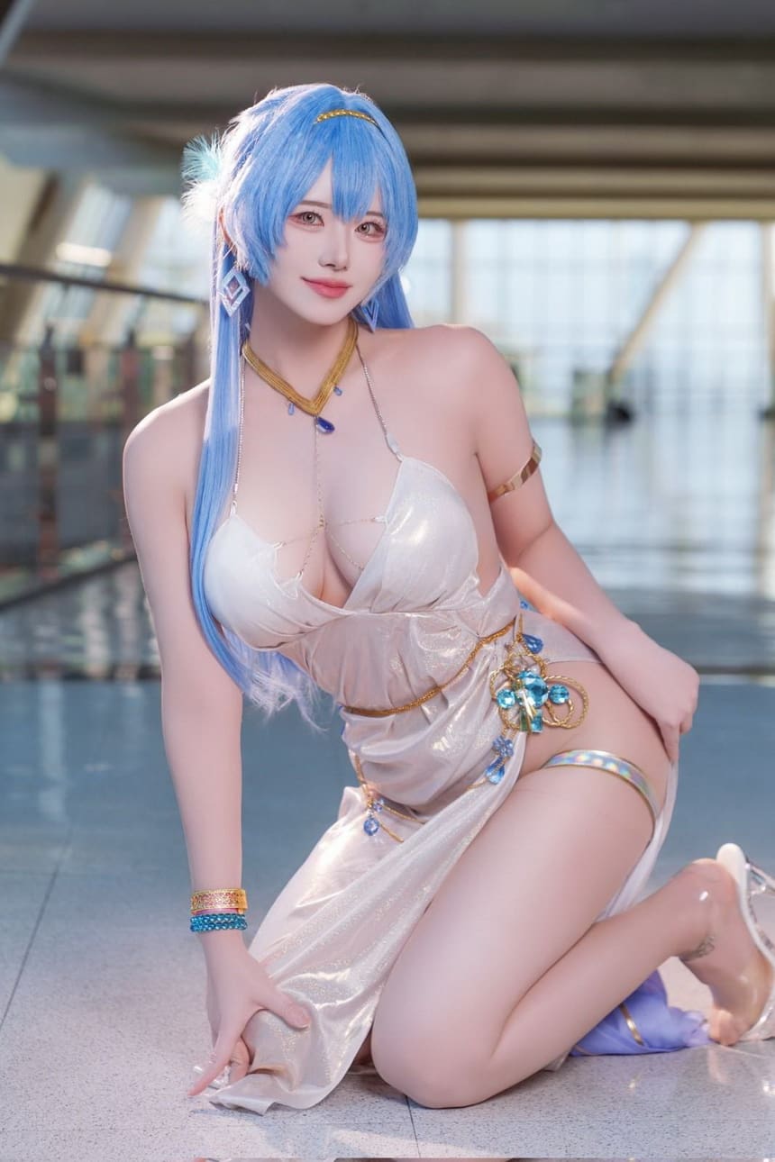 Nari身穿白色连衣裙温柔可人