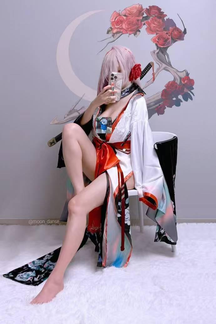 妮姬美术组成员COS照 展现角色魅力