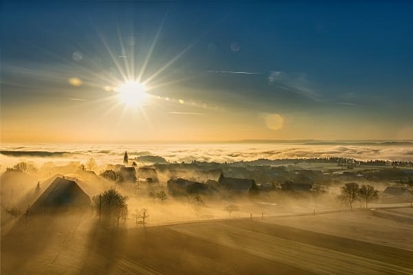 清晨阳光洒落，象征希望与新生