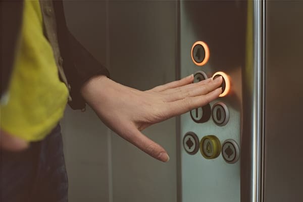 梦见被困电梯可能象征现实压力的积累