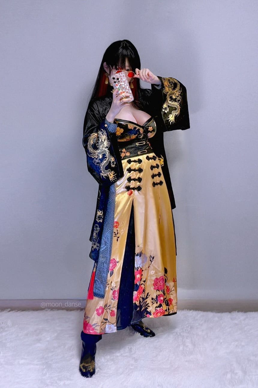 妮姬官方美术组成员COS 完美还原游戏角色