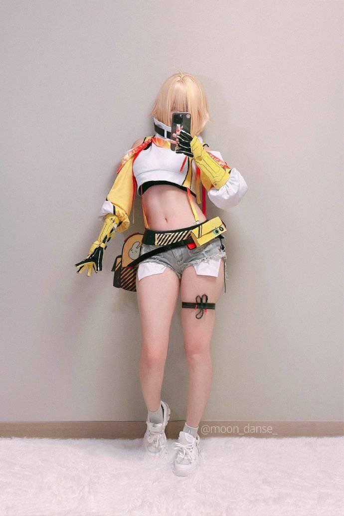 妮姬COS美图展示 精致服装与妆容