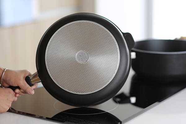 燃气灶上加热电磁炉锅,需注意锅底材质与涂层