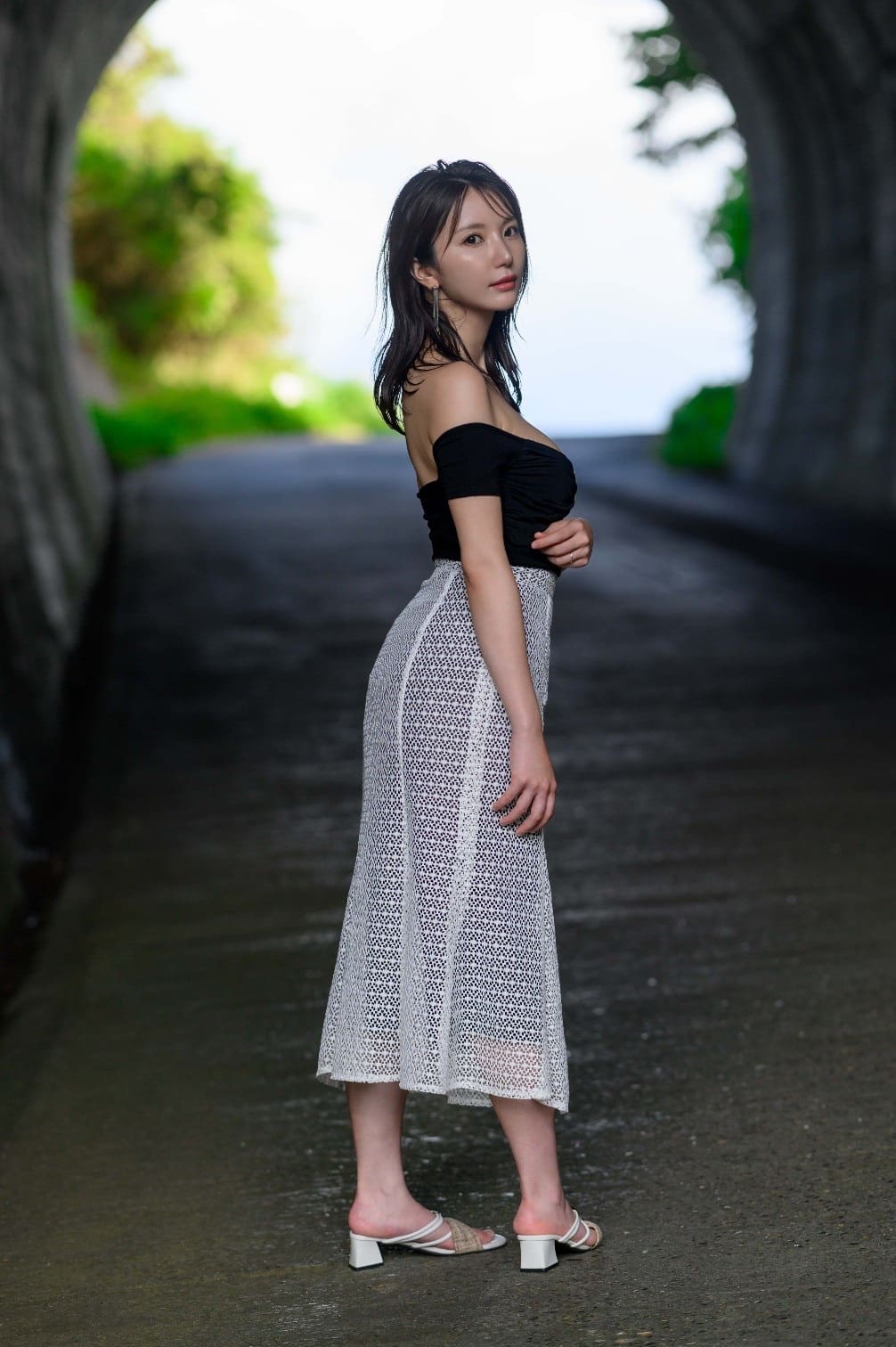 新妻ゆうか身穿黑色服饰,眼神深邃