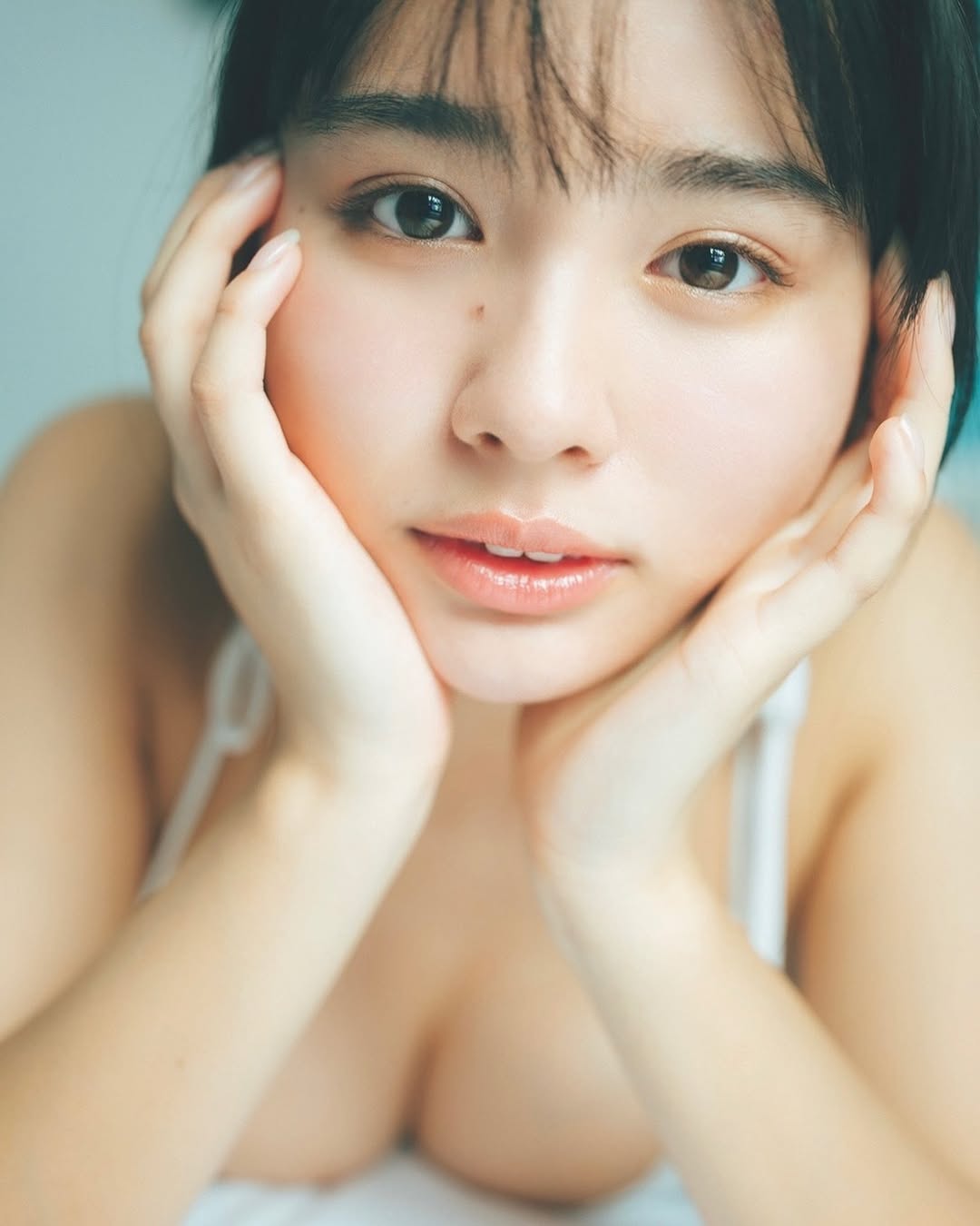 丰岛心樱脸部特写，迷人眼神