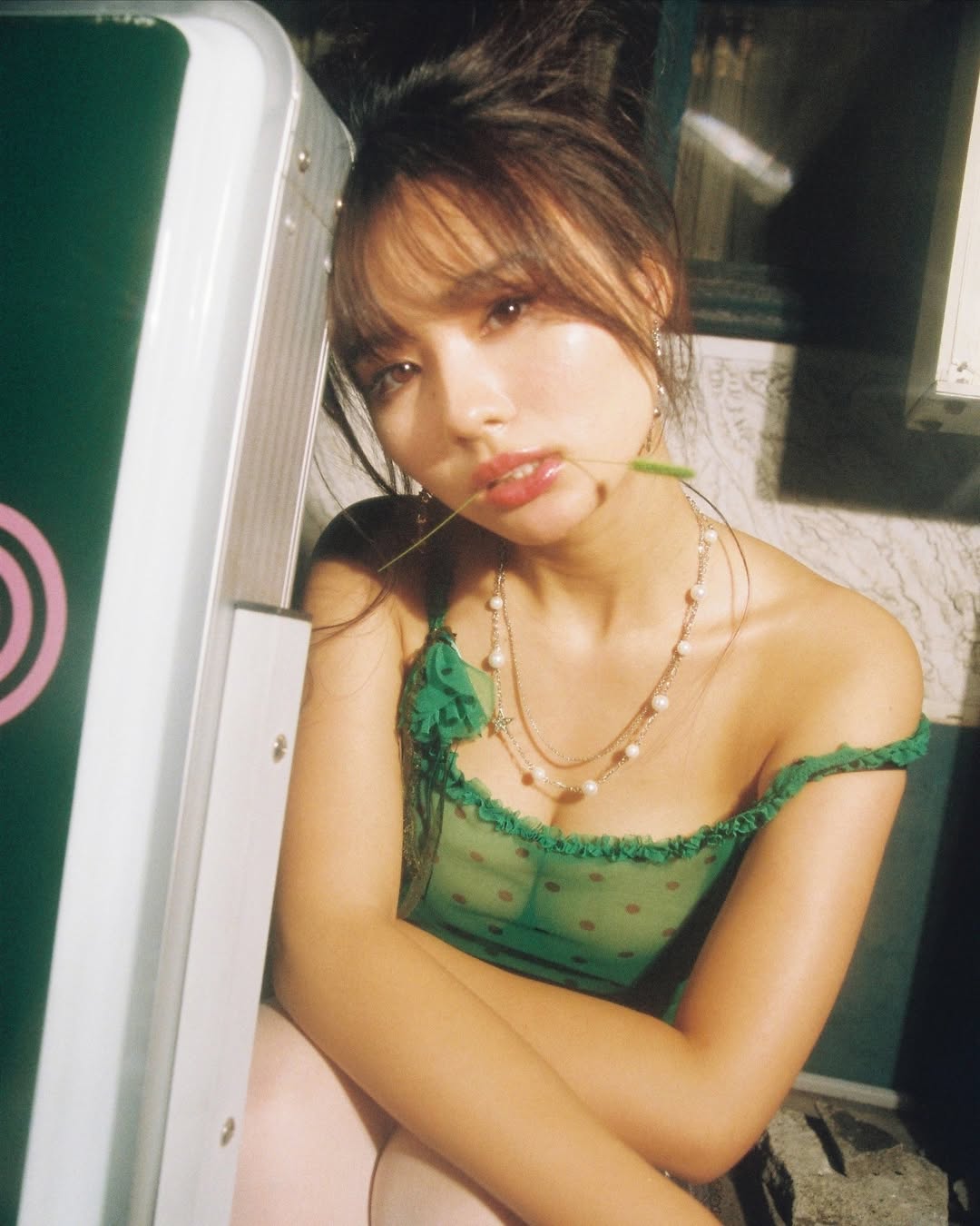 丰岛心樱写真集拍摄花絮，露肩造型尽显慵懒魅力