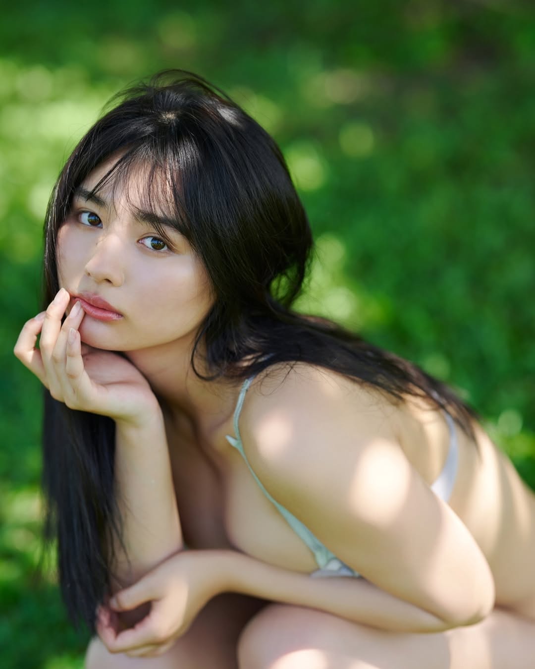 丰岛心樱性感弯腰照，展现完美身材曲线