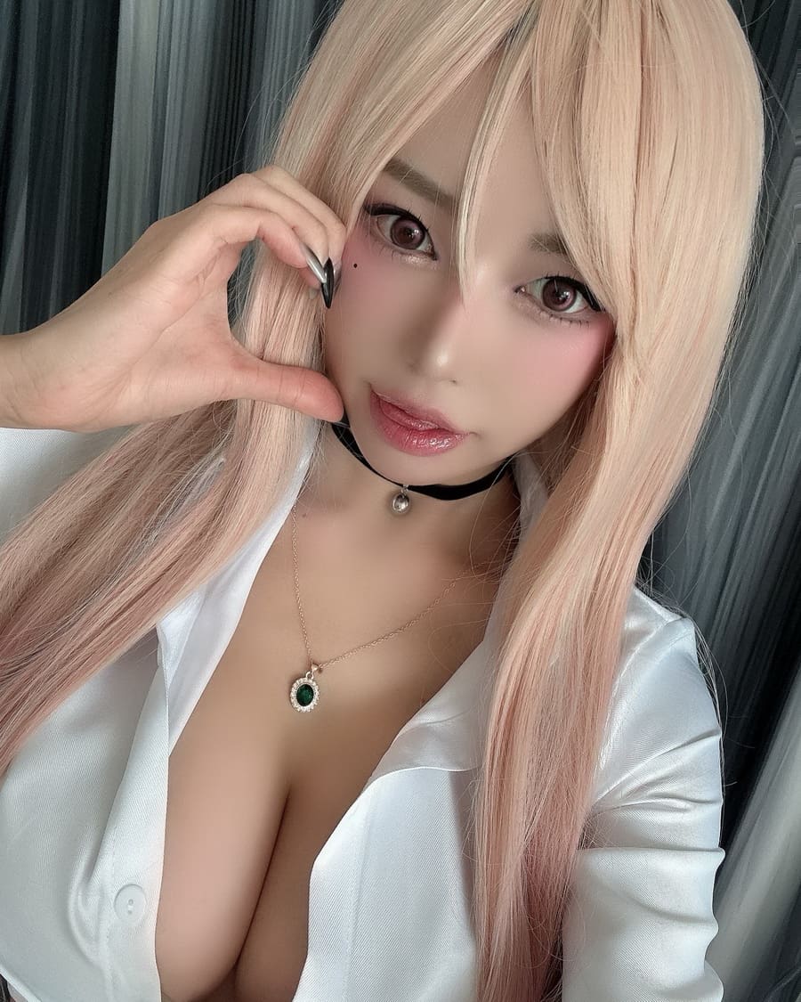 白色服饰魅力身姿的完美融合