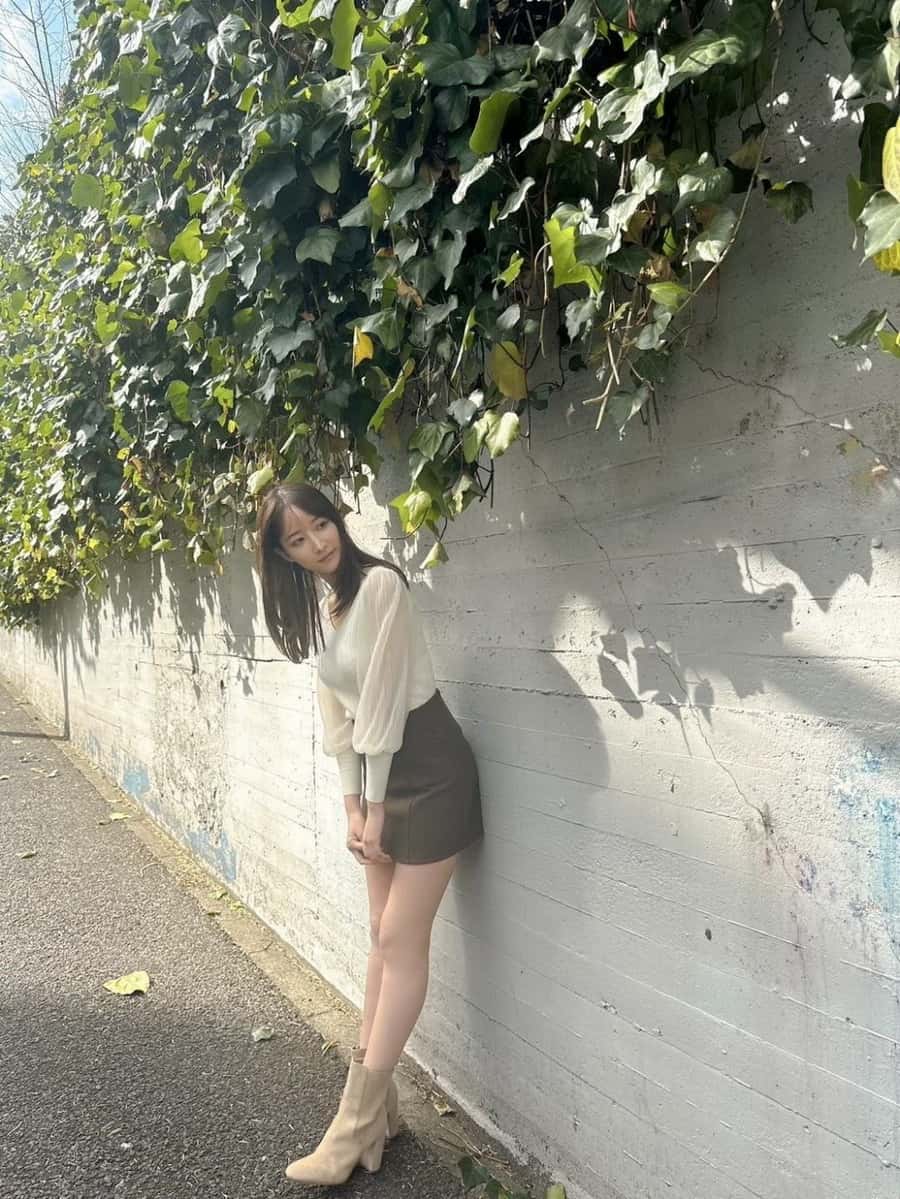 山崎あみ黑色短裙 尽显成熟韵味