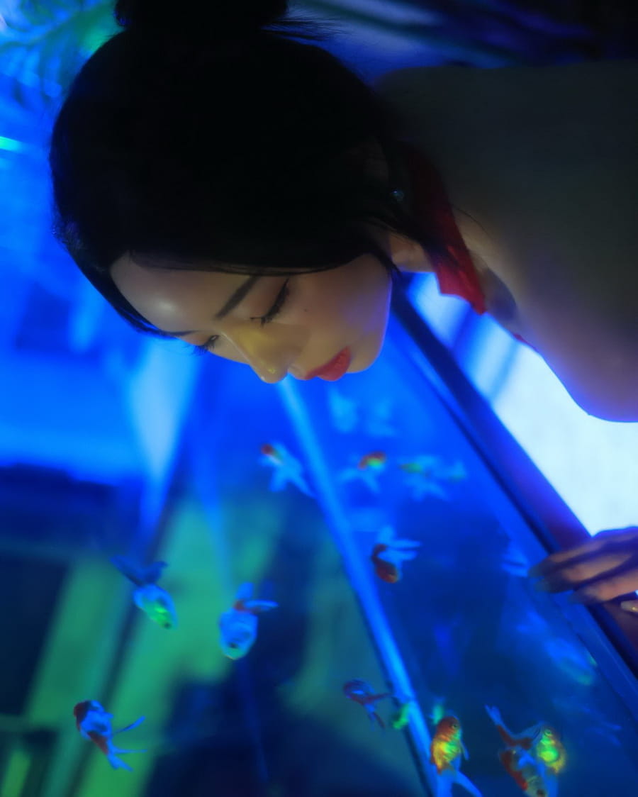 红色时尚服饰的完美搭配，展示迷人身姿