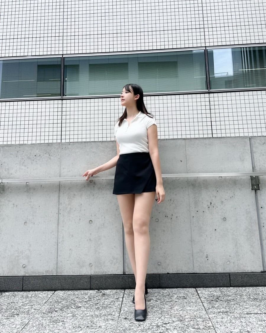 山崎あみ户外写真 展示修长美腿