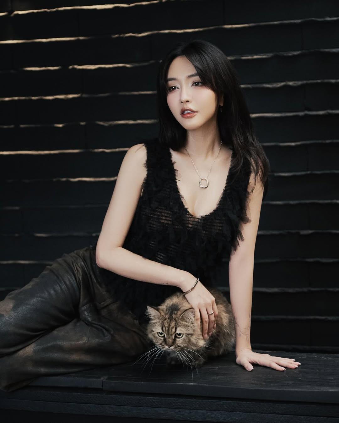 Bich Phuong黑色短裙造型,优雅又不失性感