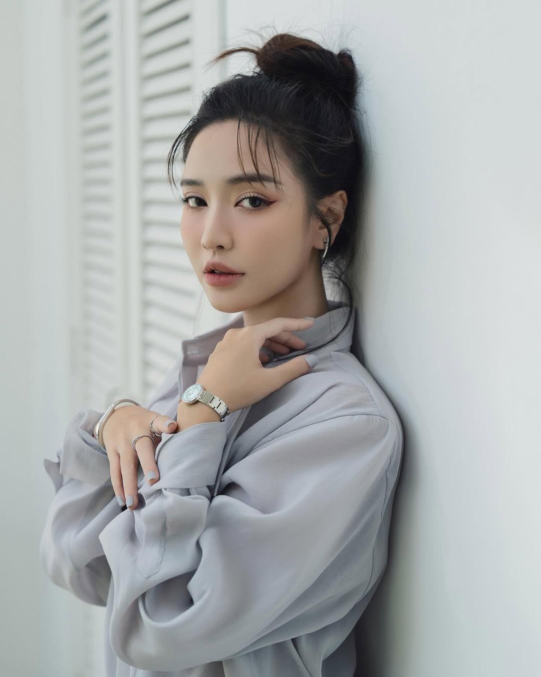 Bich Phuong性感灰色套装,凸显完美身材