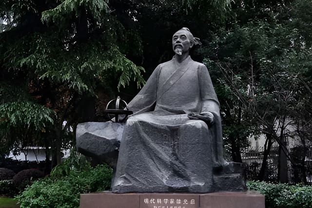 徐光启雕像:科学家徐光启雕像