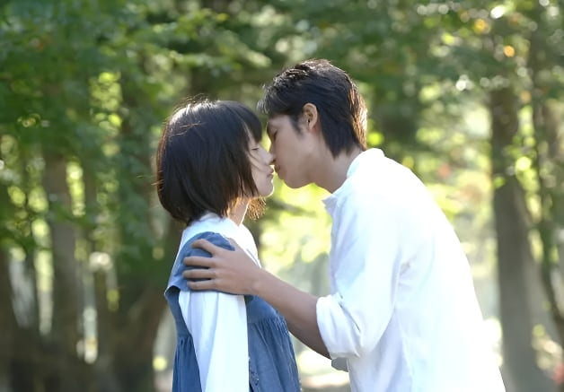 现在只想爱你电影海报