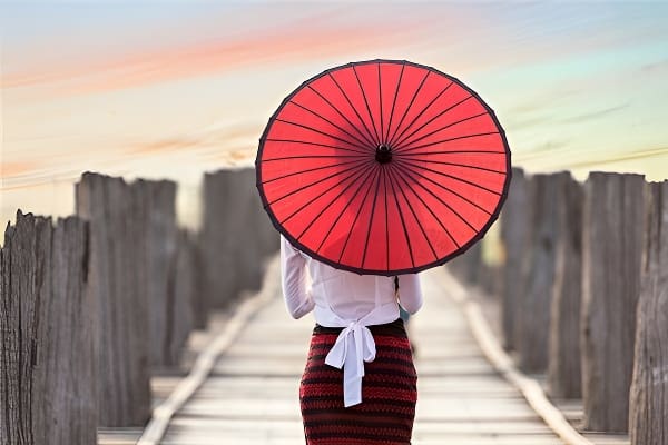 一把张开的太阳伞,象征着庇护与好运