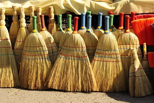 一把干净整洁的扫帚,象征着清理烦恼和迎接好运