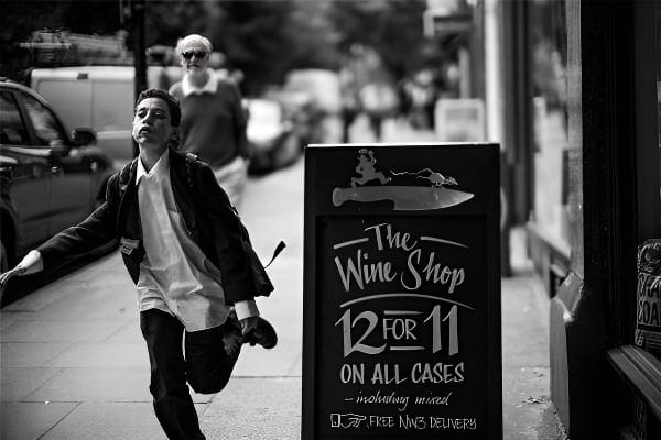 惊恐逃跑的梦境场景