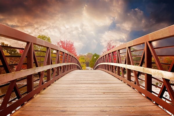 梦见走在桥栏杆上可能象征挑战与突破