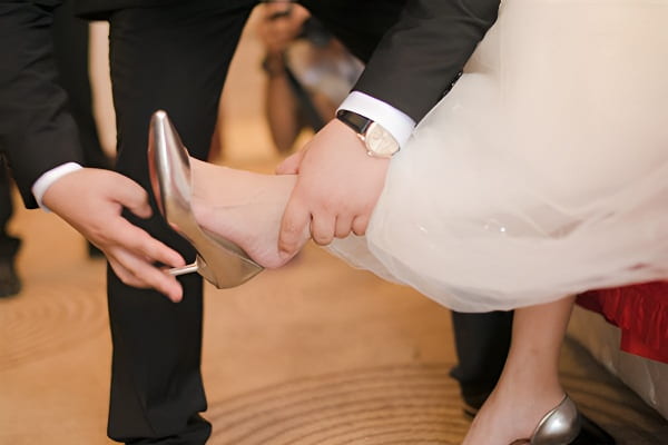 梦见帮别人穿鞋的象征含义