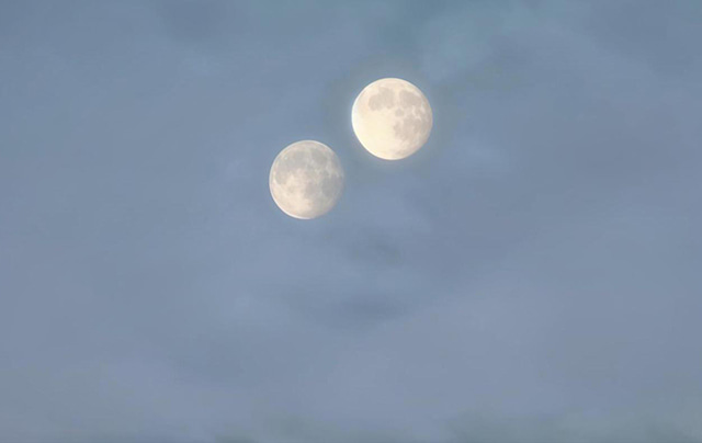夜空中两个月亮梦境图