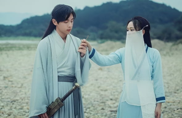 香蜜沉沉烬如霜剧照：杨紫邓伦深情相拥