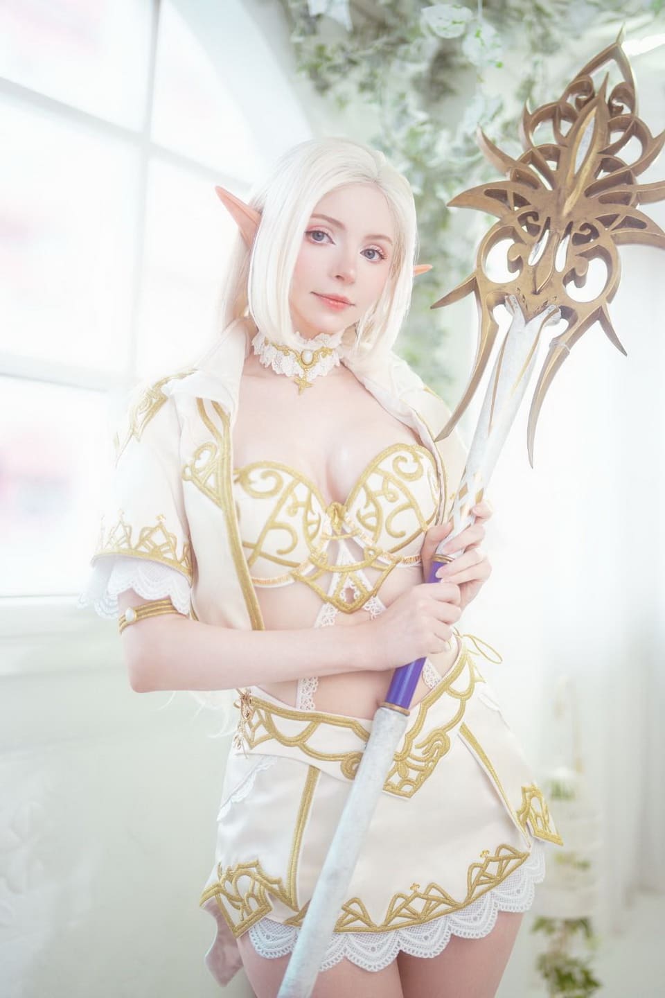 精灵造型侧身回眸特写