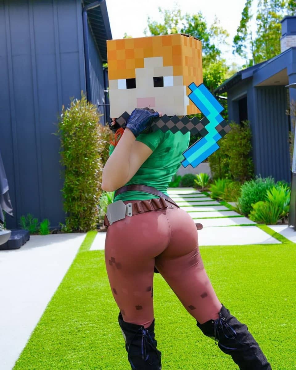 手持钻石镐的方块人造型特写